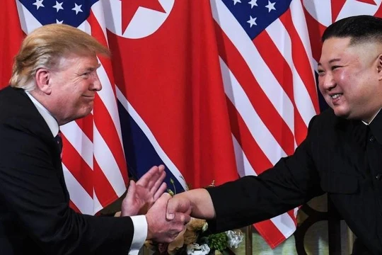 Tổng thống Donald Trump bắt tay Chủ tịch Triều Tiên Kim Jong Un tại Hà Nội. Ảnh: CNN