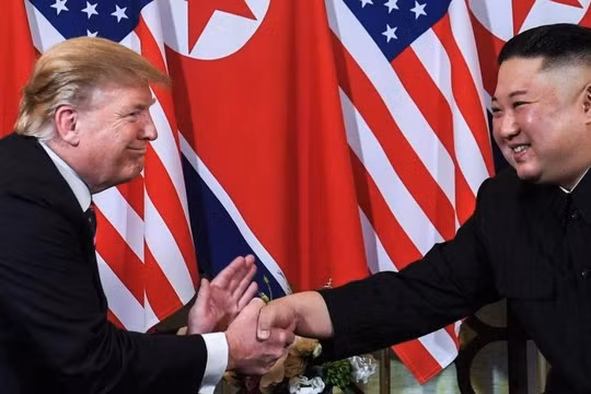 Tổng thống Donald Trump bắt tay Chủ tịch Triều Tiên Kim Jong Un tại Hà Nội. Ảnh: CNN