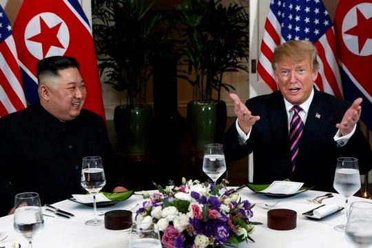 Tổng thống Mỹ Donald Trump và Chủ tịch Triều Tiên Kim Jong-un đã bắt đầu hội nghị thượng đỉnh lần thứ 2 bằng bữa tối thân mật tại Khách sạn Metropole. Ảnh: CNN