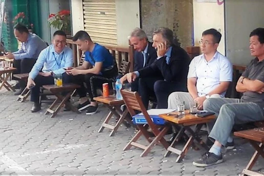 Tổng thống Argentina Maurico Macri thưởng thức cafe vỉa hè trên đường Lý Thường Kiệt. Ảnh: Clarin