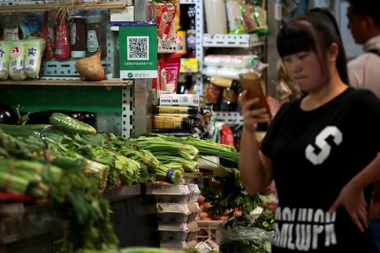 Thanh toán qua mã QR được chấp nhận cả ở các tiệm kinh doanh rau quả, thực phẩm nhỏ tại Trung Quốc. Ảnh: TO
