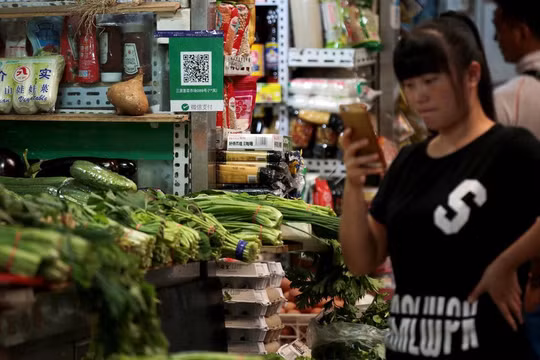 Thanh toán qua mã QR được chấp nhận cả ở các tiệm kinh doanh rau quả, thực phẩm nhỏ tại Trung Quốc. Ảnh: TO