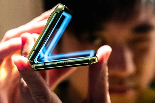 Galaxy Fold hỏng khi trên tay chuyên gia chưa đầy 1 ngày. Ảnh: CNN
