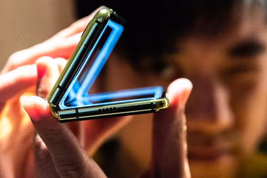 Galaxy Fold hỏng khi trên tay chuyên gia chưa đầy 1 ngày. Ảnh: CNN