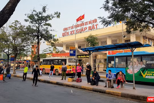 Quang cảnh bên ngoài Bến xe Giáp Bát một ngày trước Tết Nguyên đán