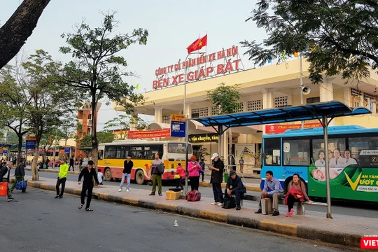 Quang cảnh bên ngoài Bến xe Giáp Bát một ngày trước Tết Nguyên đán