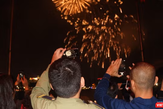 Khoảnh khắc giao thừa chuyển giao năm cũ Mậu Tuất sang năm mới Kỷ Hợi.