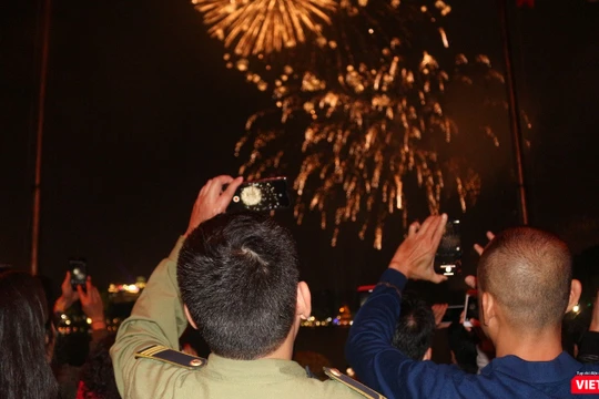 Khoảnh khắc giao thừa chuyển giao năm cũ Mậu Tuất sang năm mới Kỷ Hợi.