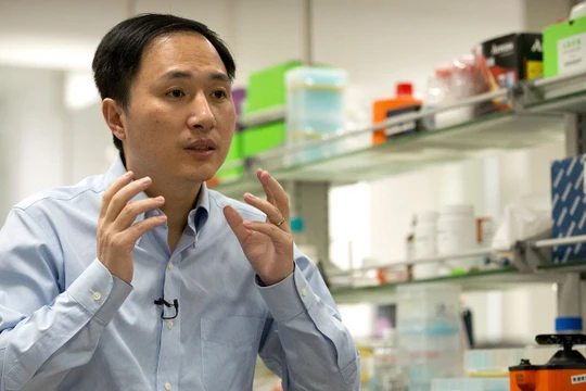 Nhà khoa học Hạ Kiến Khuê công bố thí nghiệm chỉnh sửa gene trên cặp sơ sinh hồi tháng 11. Ảnh: Gizmodo.