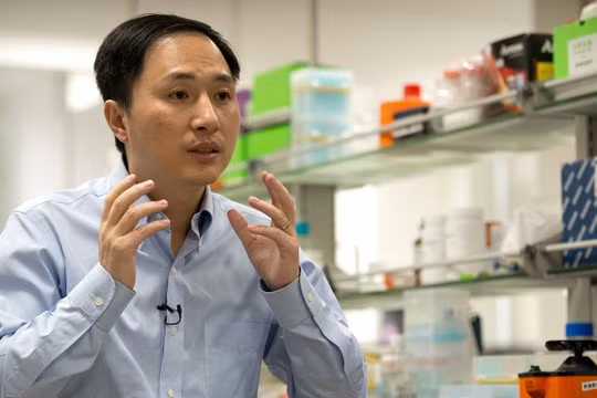 Nhà khoa học Hạ Kiến Khuê công bố thí nghiệm chỉnh sửa gene trên cặp sơ sinh hồi tháng 11. Ảnh: Gizmodo.