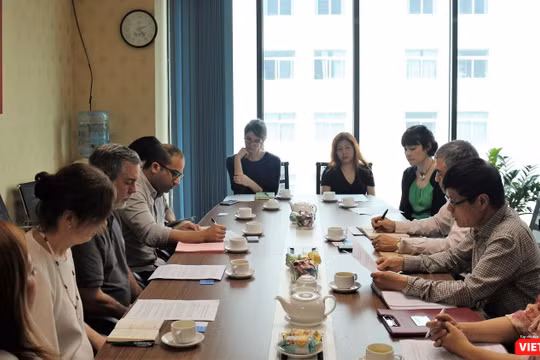 Toàn cảnh buổi trao đổi, chia sẻ kinh nghiệm giữa đoàn viên chức tương lai của Đại sứ quán Mỹ và lãnh đạo Hội Truyền thông số Việt Nam.