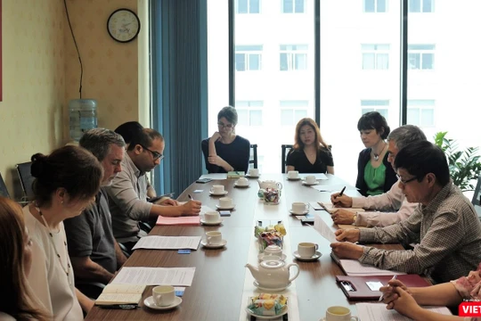 Toàn cảnh buổi trao đổi, chia sẻ kinh nghiệm giữa đoàn viên chức tương lai của Đại sứ quán Mỹ và lãnh đạo Hội Truyền thông số Việt Nam.