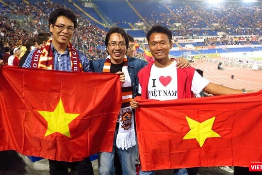 Nhà báo Trương Anh Ngọc (đứng giữa) tại SVĐ Olimpico trong trận đấu giữa Napoli và Roma, năm 2013. (Ảnh do nhân vật cung cấp)