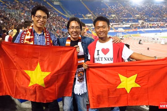Nhà báo Trương Anh Ngọc (đứng giữa) tại SVĐ Olimpico trong trận đấu giữa Napoli và Roma, năm 2013. (Ảnh do nhân vật cung cấp)
