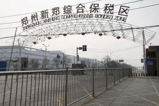 Cổng vào nhà máy sản xuất iPhone lớn nhất thế giới ở thành phố Trịnh Châu, Trung Quốc. Ảnh: SCMP