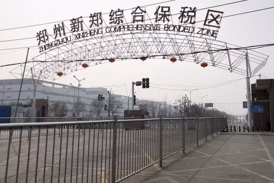 Cổng vào nhà máy sản xuất iPhone lớn nhất thế giới ở thành phố Trịnh Châu, Trung Quốc. Ảnh: SCMP