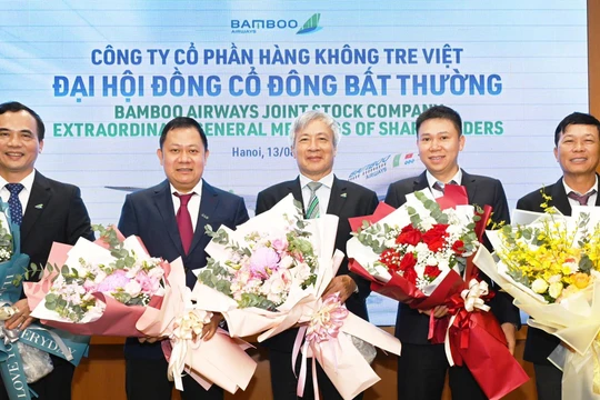 Ông Nguyễn Ngọc Trọng (ở giữa) được bầu làm Chủ tịch HĐQT Bamboo Airways 