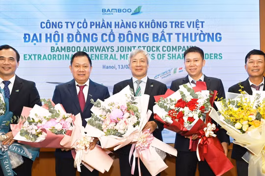Ông Nguyễn Ngọc Trọng (ở giữa) được bầu làm Chủ tịch HĐQT Bamboo Airways 