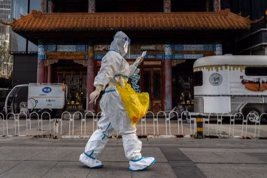 Nhiều người dân ở Bắc Kinh được yêu cầu không ra đường, trường học và doanh nghiệp đóng cửa (Ảnh: Getty Images)