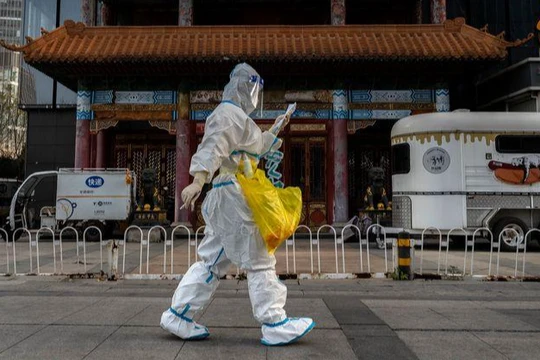 Nhiều người dân ở Bắc Kinh được yêu cầu không ra đường, trường học và doanh nghiệp đóng cửa (Ảnh: Getty Images)