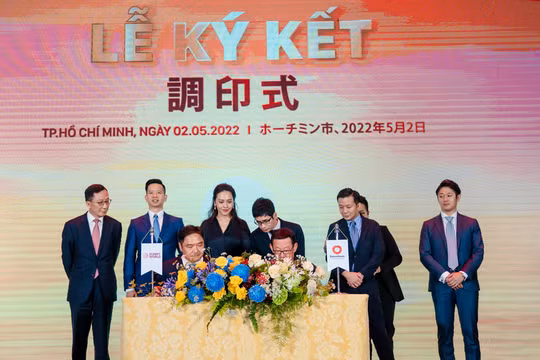 Bà Trương Huệ Vân - Tổng Giám đốc Tập đoàn Vạn Thịnh Phát và các đại diện chứng kiến lễ ký kết hợp tác chiến lược giữa Sunny World và Daiwa House (Nhật Bản)