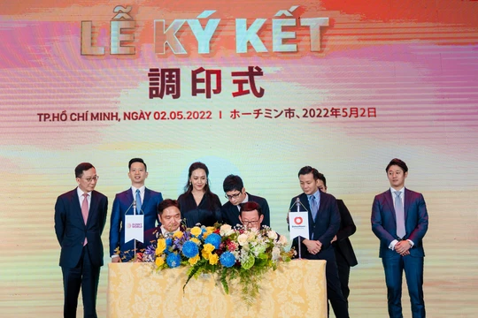 Bà Trương Huệ Vân - Tổng Giám đốc Tập đoàn Vạn Thịnh Phát và các đại diện chứng kiến lễ ký kết hợp tác chiến lược giữa Sunny World và Daiwa House (Nhật Bản)