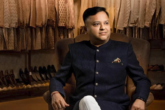 Doanh nhân Ấn Độ trở thành tỉ phú USD nhờ bán trang phục cưới truyền thống