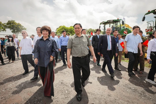 Thủ tướng Chính phủ Phạm Minh Chính phát biểu tại Nhà máy nước tinh khiết, thảo dược và hoa quả Núi Tiên của Tập đoàn TH