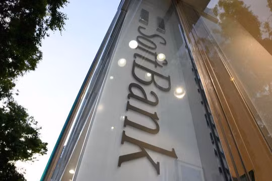 Bất chấp khoản lỗ khổng lồ, SoftBank vẫn xem xét về việc thành lập quỹ đầu tư mới (Ảnh: Bloomberg)