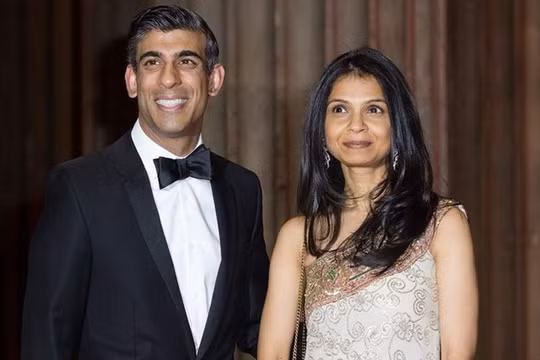 Tân Thủ tướng Anh Rishi Sunak và phu nhân Akshata Murthy. (Ảnh: AP)