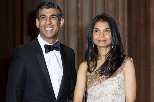 Tân Thủ tướng Anh Rishi Sunak và phu nhân Akshata Murthy. (Ảnh: AP)