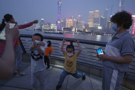 Thượng Hải và một số khu vực giàu có của Trung Quốc đang tiếp tục đầu tư vào nhiên liệu hóa thạch, bất chấp mục tiêu trung hòa carbon vào năm 2060 (Ảnh: AP)