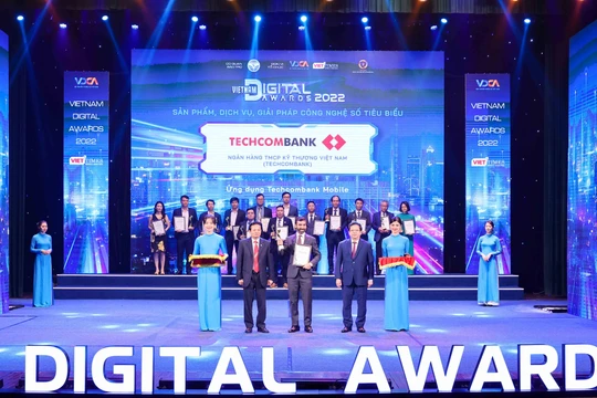 Chủ tịch Danh dự VDCA Lê Doãn Hợp trao cúp và chứng nhận cho các doanh nghiệp, tổ chức tại đạt Giải thưởng Chuyển đổi số Việt Nam - Vietnam Digital Awards 2022.