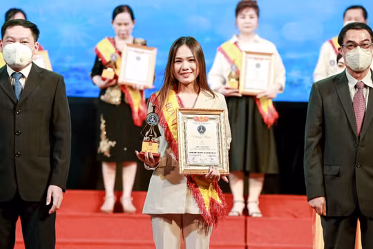 Đại diện Venesa, bà Vương Thị Huyền Trang nhận cúp và bằng chứng nhận