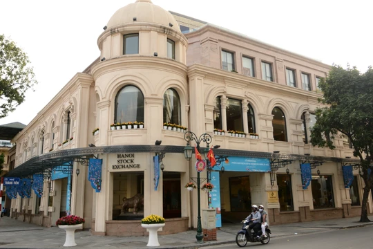 VNX nắm giữ 100% vốn HNX và HOSE, trụ sở chính đặt tại Hà Nội