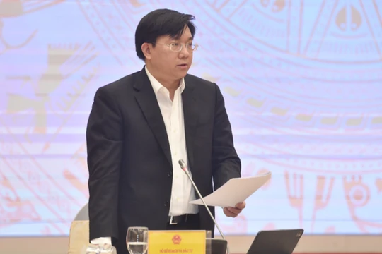 Ông Trần Duy Đông - Thứ trưởng Bộ KH&ĐT phát biểu tại cuộc họp báo (Ảnh: VGP)