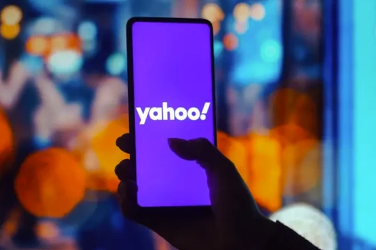 Logo Yahoo được đặt bên ngoài văn phòng của công ty ở Santa Clara, California (Ảnh: AP Photo)