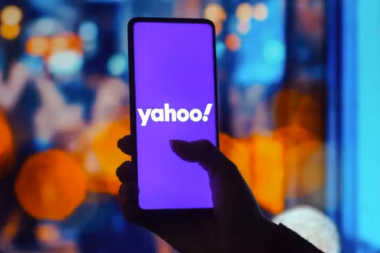 Logo Yahoo được đặt bên ngoài văn phòng của công ty ở Santa Clara, California (Ảnh: AP Photo)