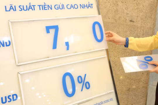 Vì sao ''thừa tiền'' nhưng ngân hàng vẫn tăng lãi suất huy động?