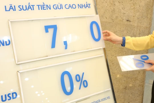 Vì sao ''thừa tiền'' nhưng ngân hàng vẫn tăng lãi suất huy động?