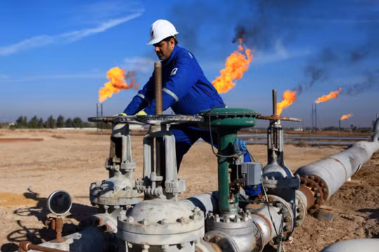 Cuộc chiến ở Ukraine đẩy giá năng lượng và nhiều mặt hàng khác lên cao (Ảnh: AP)