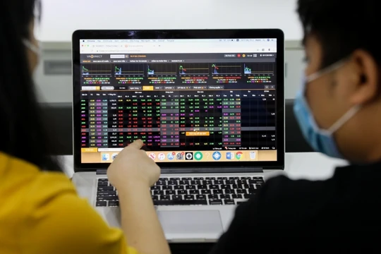 Nhà đầu tư chuyển sang phái sinh gỡ nhưng cẩn thận rơi vào nghịch cảnh "lỗ hai đầu"