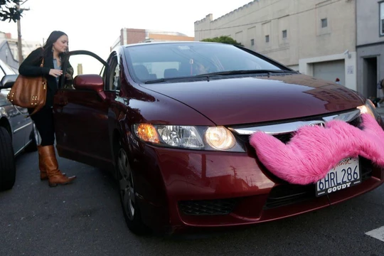 Chòm ria màu hồng từng được coi là đặc điểm độc đáo của trên các xe của Lyft (Ảnh: AP)
