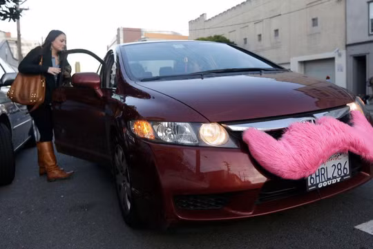 Chòm ria màu hồng từng được coi là đặc điểm độc đáo của trên các xe của Lyft (Ảnh: AP)