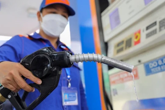 Giá xăng vượt 25.000 đồng/lít