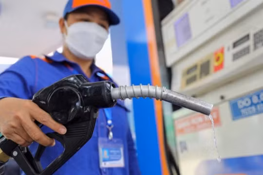 Giá xăng vượt 25.000 đồng/lít
