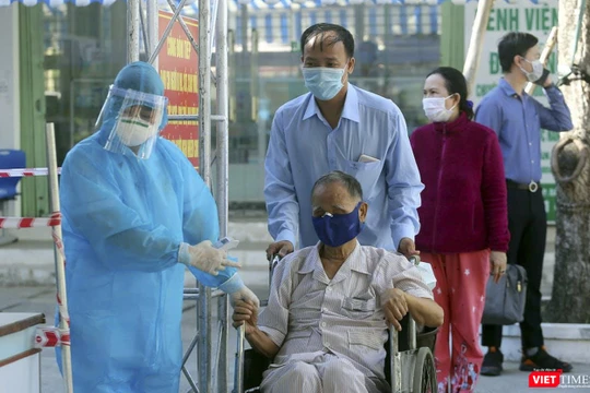 Bệnh nhân khám chữa bệnh tại Bệnh viện C trong mùa dịch COVID-19