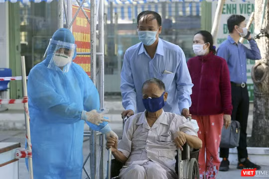 Bệnh nhân khám chữa bệnh tại Bệnh viện C trong mùa dịch COVID-19