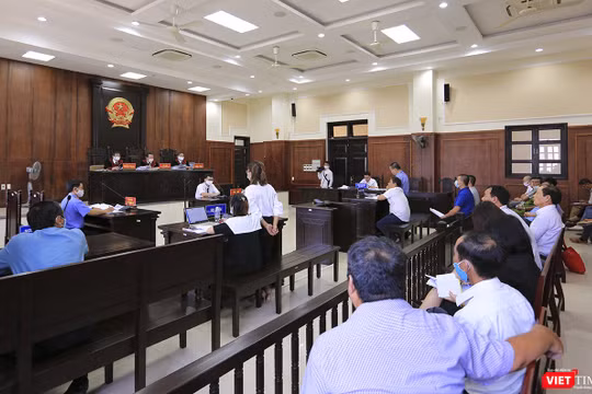 Quang cảnh phiên tòa phúc thẩm vụ án án kinh doanh thương mại về “Tranh chấp hợp đồng đặt cọc môi giới đất nền” giữa nguyên đơn là Công ty CP Bách Đạt An (chủ đầu tư) và bị đơn là Công ty CP Đầu tư Hoàng Nhất Nam (môi giới) diễn ra chiều ngày 8/5 tại Đà N