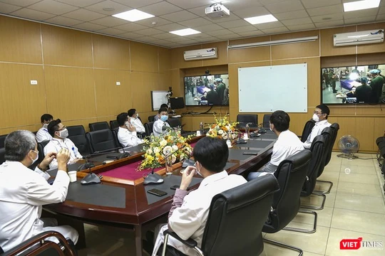 Các chuyên gia y tế sử dụng công nghệ hội chẩn trực tuyến để chỉ đạo phẫu thuật trực tuyến bệnh nhân. Ảnh minh họa.